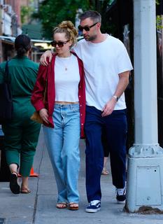 Jennifer Lawrence feet photo thumbnail