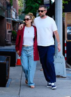 Jennifer Lawrence feet photo thumbnail