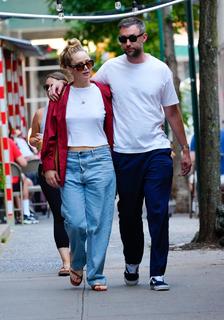 Jennifer Lawrence feet photo thumbnail