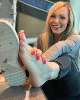 Kyle Unfug feet photo thumbnail