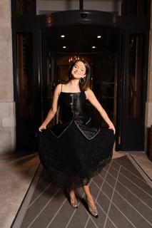 Selena Gomez feet photo thumbnail