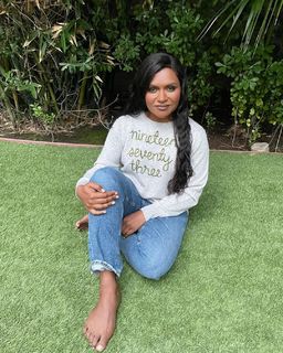 Mindy Kaling feet photo thumbnail