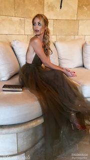 Laura Vandervoort feet photo thumbnail