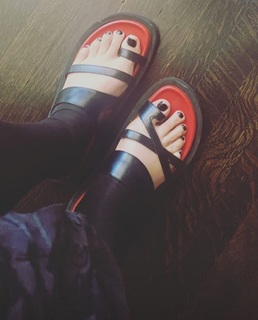 Katherine von Drachenberg feet photo thumbnail