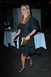 Reese Witherspoon feet photo thumbnail