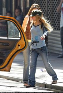 Avril Lavigne feet photo thumbnail