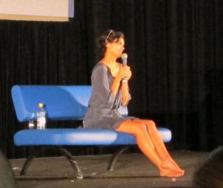 Morena Baccarin feet photo thumbnail