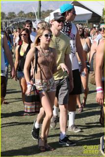 Emma Roberts feet photo thumbnail