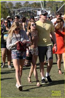 Emma Roberts feet photo thumbnail