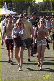 Emma Roberts feet photo thumbnail