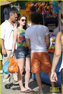 Leighton Meester feet photo thumbnail