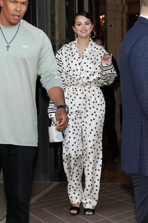 Selena Gomez feet photo thumbnail