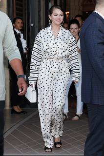 Selena Gomez feet photo thumbnail