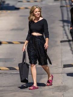 Elizabeth Banks feet photo thumbnail