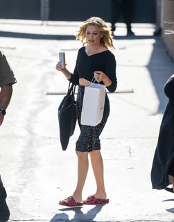 Elizabeth Banks feet photo thumbnail