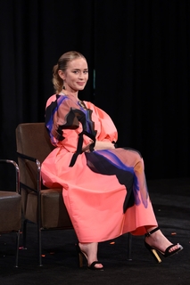 Emily Blunt feet photo thumbnail