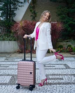 Carla Diaz feet photo thumbnail
