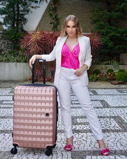 Carla Diaz feet photo thumbnail