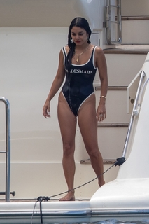 Vanessa Hudgens feet photo thumbnail