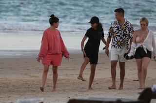 Sara Sampaio feet photo thumbnail