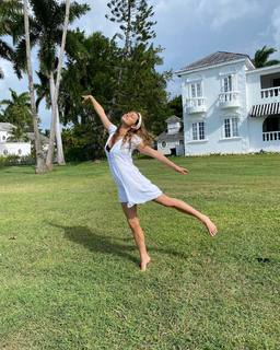 Phoebe Tonkin feet photo thumbnail