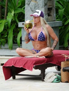 Katie Price feet photo thumbnail