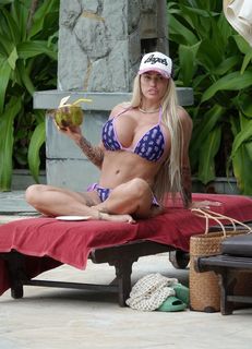 Katie Price feet photo thumbnail