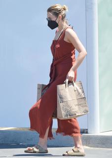 Elizabeth Olsen feet photo thumbnail