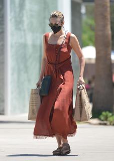 Elizabeth Olsen feet photo thumbnail