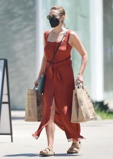 Elizabeth Olsen feet photo thumbnail