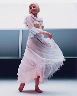 Aurora Aksnes feet photo thumbnail