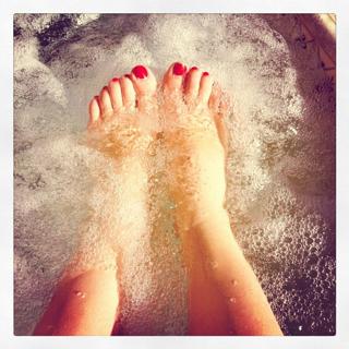Angela Kinsey feet photo thumbnail
