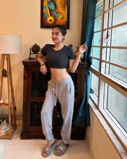 Anushka Sen feet photo thumbnail