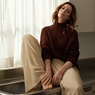 Anne Hathaway feet photo thumbnail