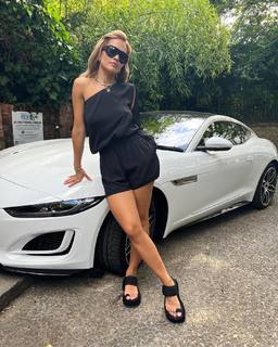 Rita Ora feet photo thumbnail