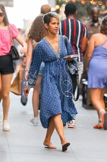 Halle Berry feet photo thumbnail