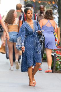 Halle Berry feet photo thumbnail