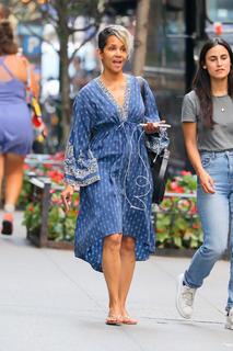 Halle Berry feet photo thumbnail