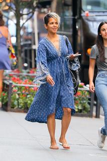 Halle Berry feet photo thumbnail
