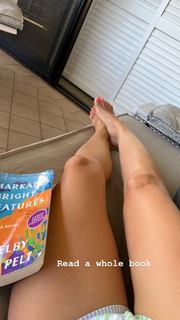 Hilary Duff feet photo thumbnail