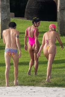 Vanessa Hudgens feet photo thumbnail