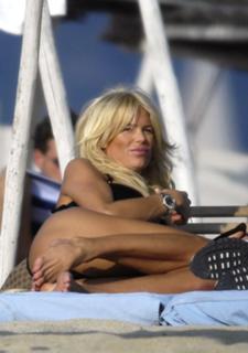 Victoria Silvstedt feet photo thumbnail