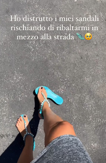 Valentina Vignali feet photo thumbnail