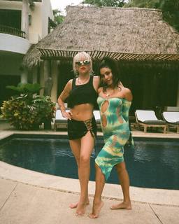 Vanessa Hudgens feet photo thumbnail