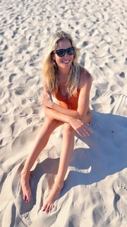 Elena Santarelli feet photo thumbnail