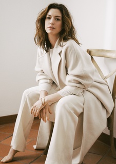 Anne Hathaway feet photo thumbnail