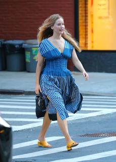 Jennifer Lawrence feet photo thumbnail