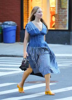 Jennifer Lawrence feet photo thumbnail