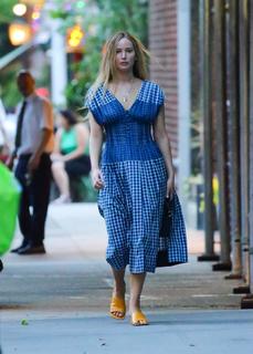 Jennifer Lawrence feet photo thumbnail