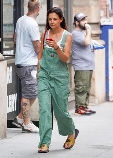 Katie Holmes feet photo thumbnail